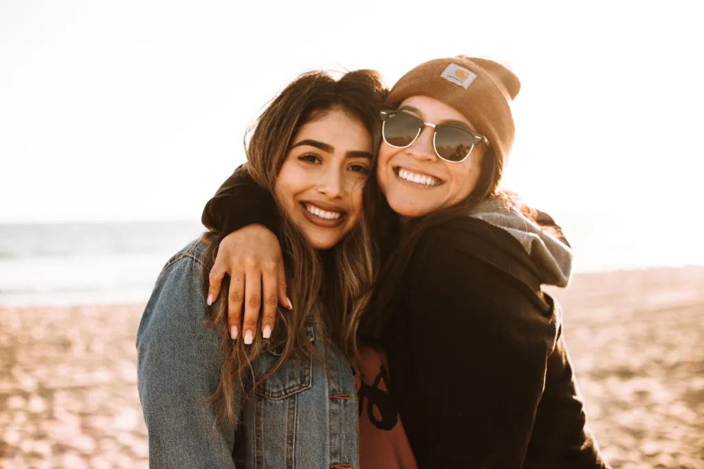 Duas mulheres juntas e sorrindo