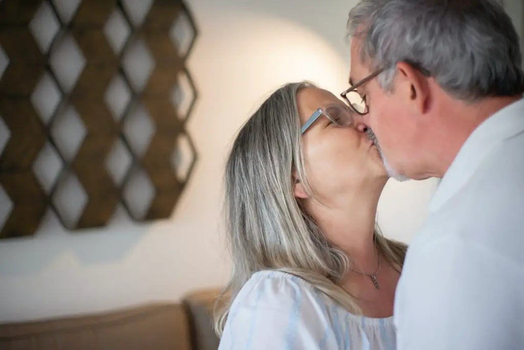 casal se beijando depois de encontrar o verdadeiro amor