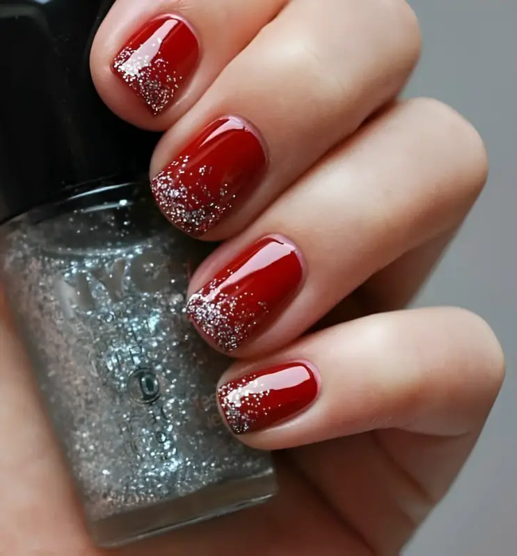 Esmalte vermelho com gliter nas pontas