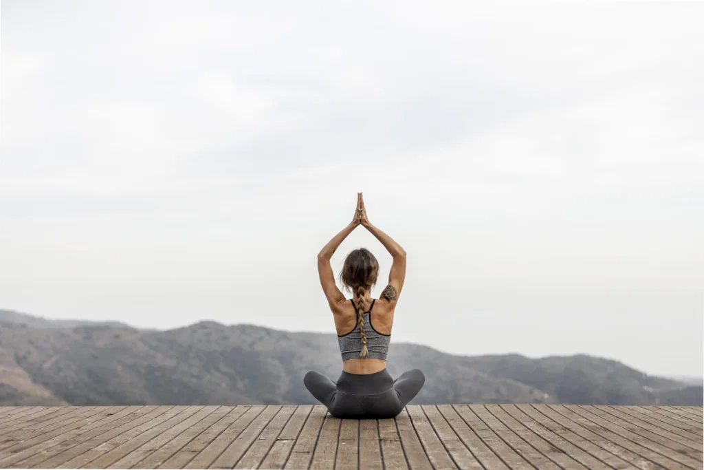 Mulher fazendo yoga ao ar livre