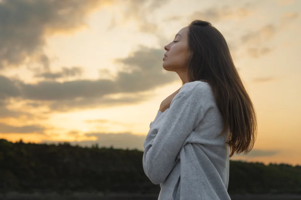 Mulher meditando ao ar livre