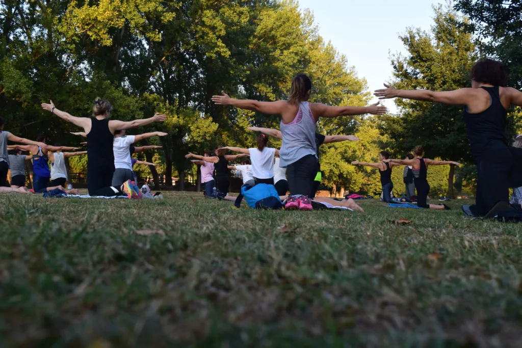 Grupo de mulheres fazendo exercícios para uma boa vida aos 50.