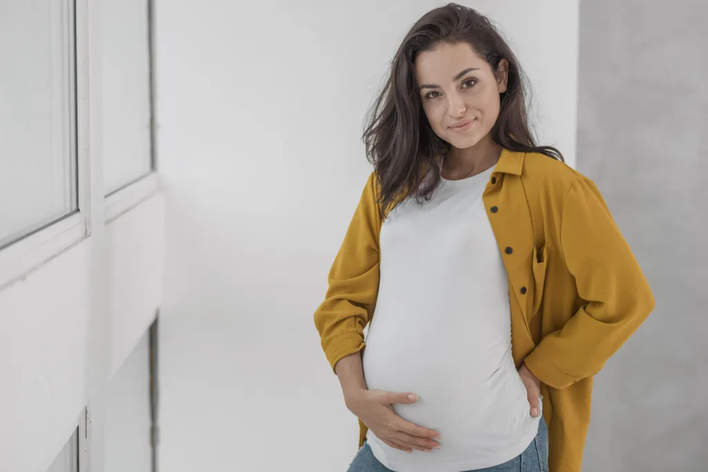 Mulher grávida segurando a barriga
A Idade Ideal para Engravidar