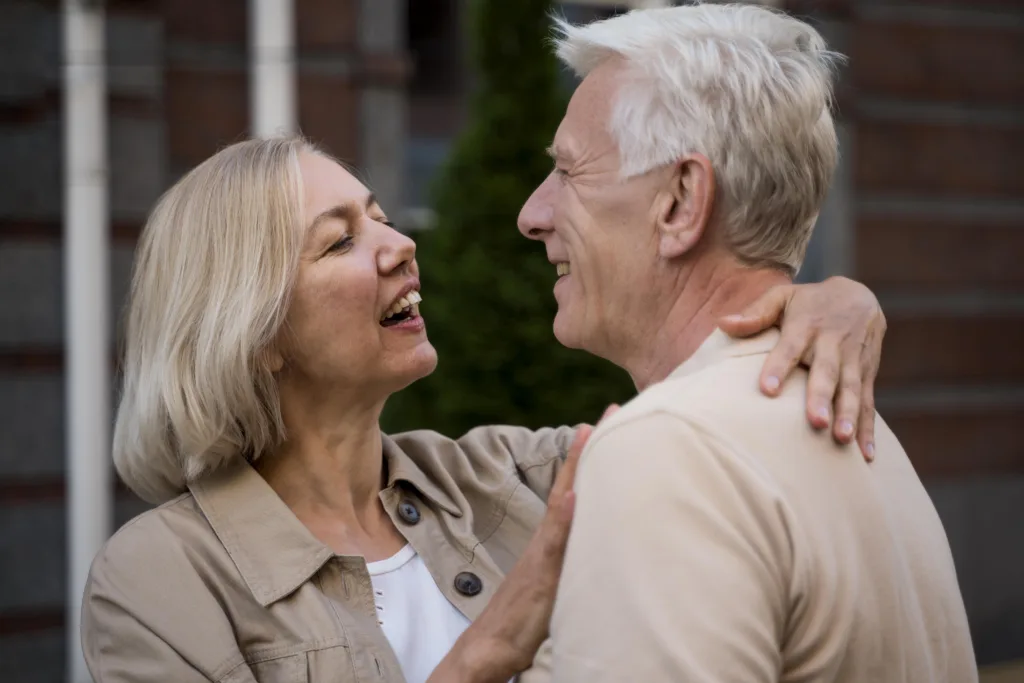 Homem e mulher de 50 anos abraçados