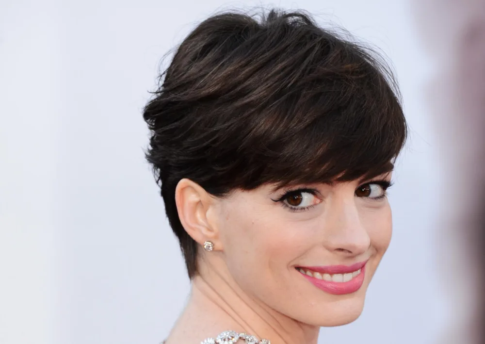 Anne hathaway mostrando seu penteado curto para mulheres de 50 anos