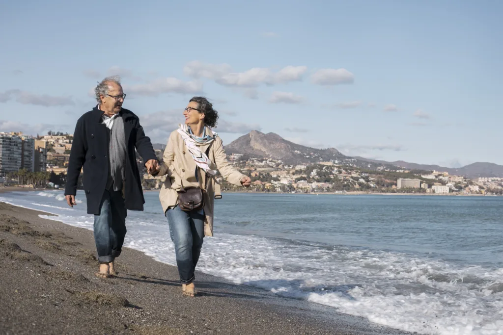 casal-de-meia-idade-passeando