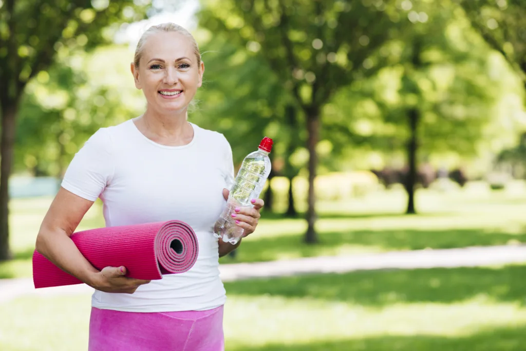 mulher-de-meia-idade-fazendo-exercicios