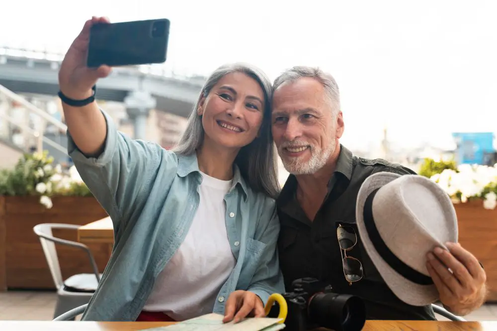 casal tirando foto para férias românticas