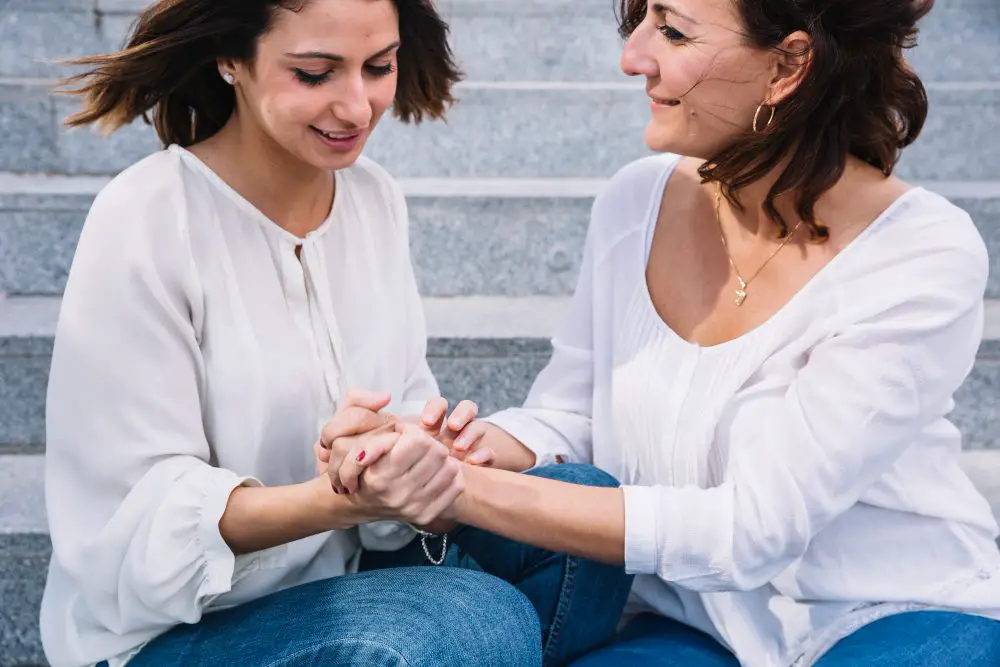 mulher buscando apoio apois termino de relacionamento com parceiro possessivo