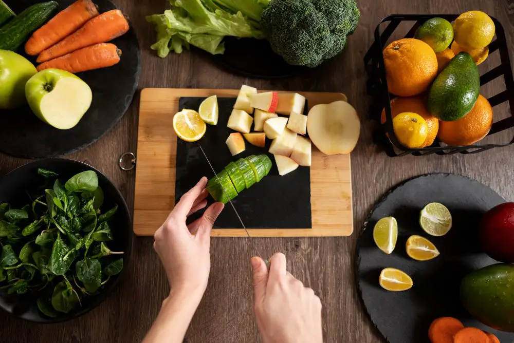 mulher cortando alimentos saudáveis