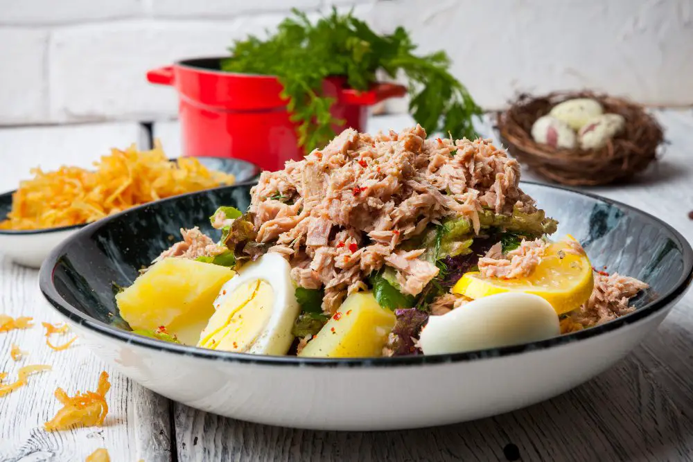 Salada de Atum com Grão-de-Bico preparados como alimentação saudável