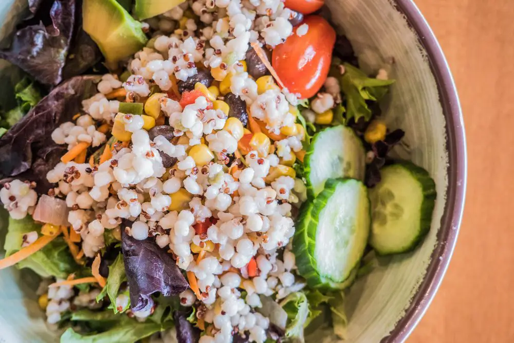 salada de quinoa com legumes para uma alimentação saudável