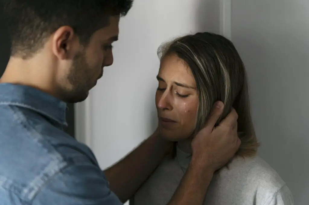 Mulher chorando com homem em um relacionamento tóxico