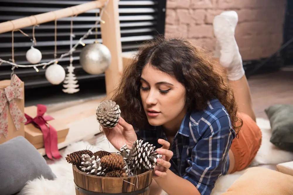 mulher decorando arvore natal e decoração de natal